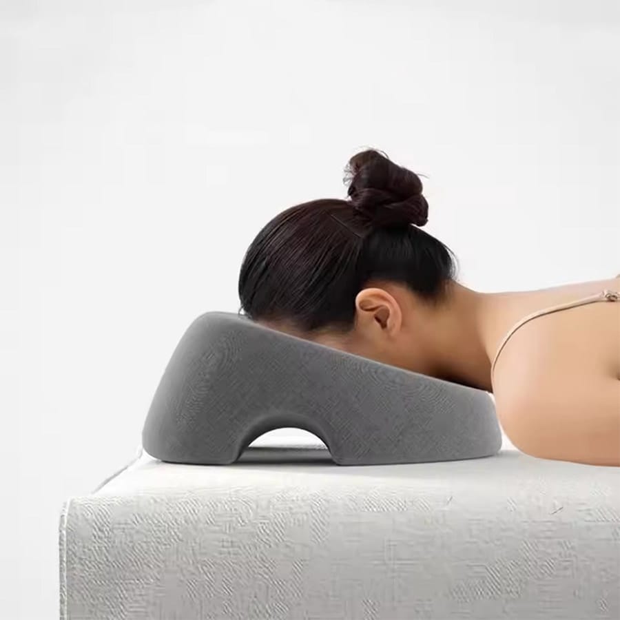 Ansigtspude i memoryskum - ergonomisk design til mavestilling