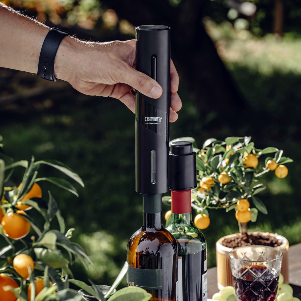 Elektrisk vinåbner med vakuumprop, folieskærer og hældetud