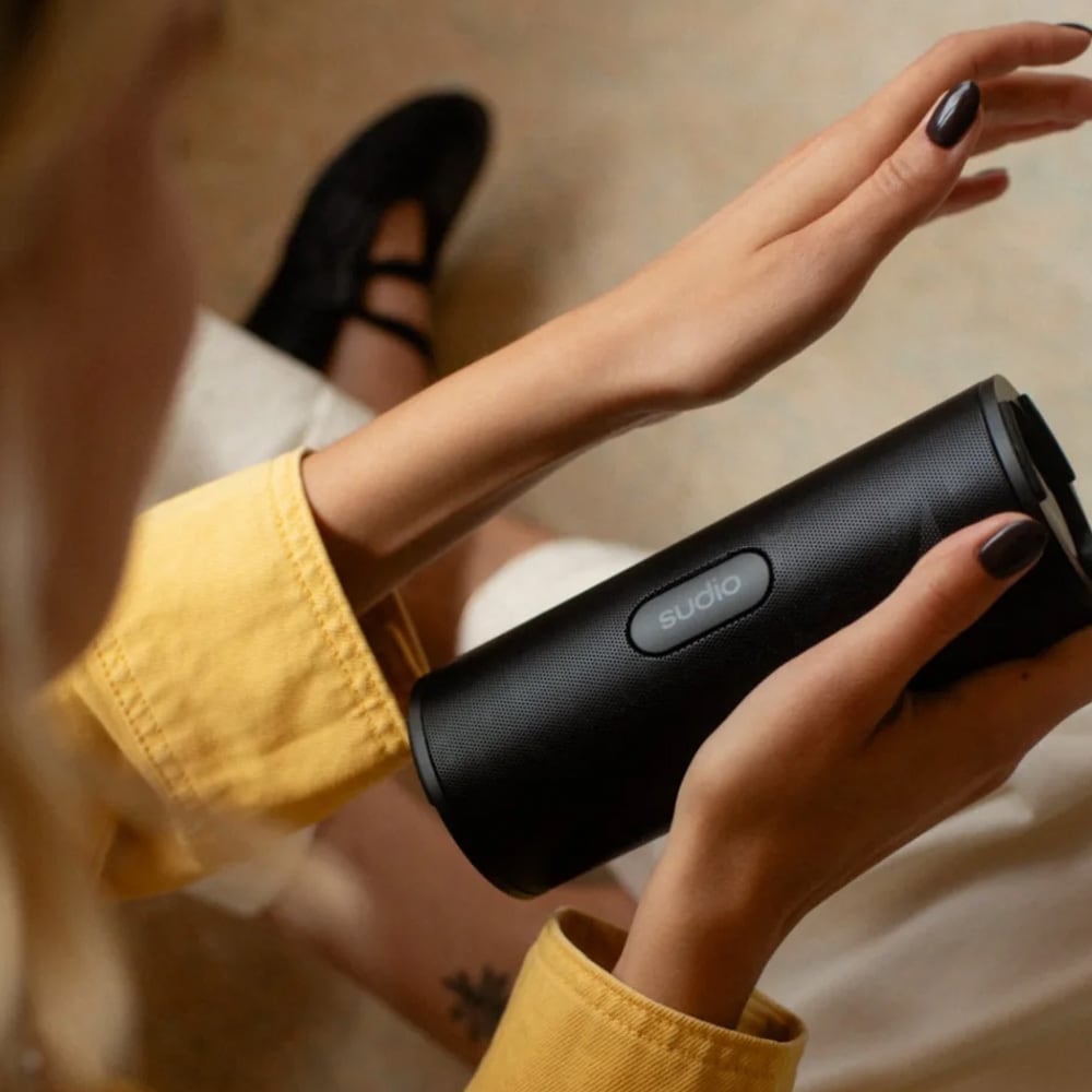 Sudio F4 bærbar Bluetooth højttaler / 20 W, IPX7 og 25 timers batteritid – Sort