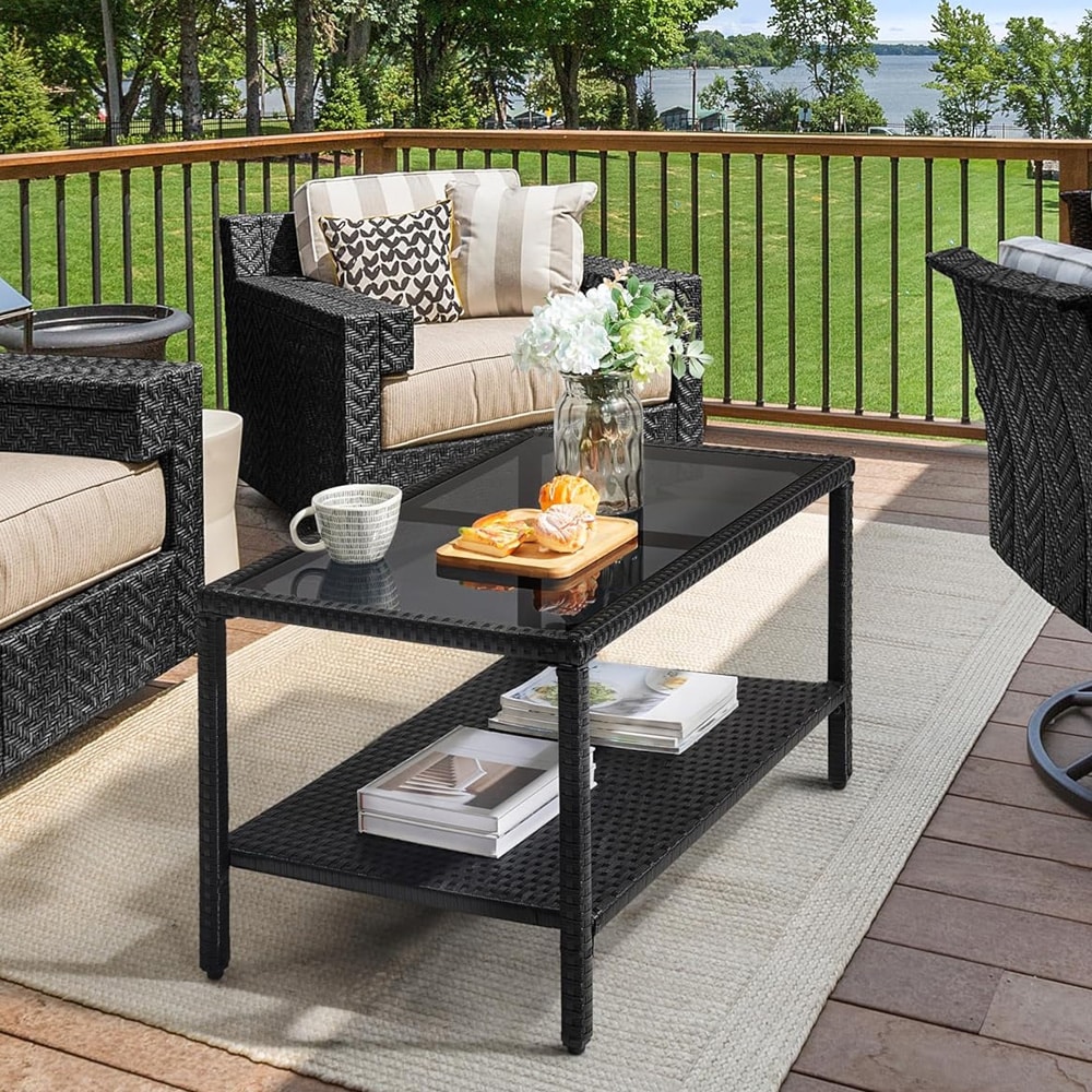 Havebord i kunstrotting / sort sofabord med glasplade / udendørsbord med hylde til altan og terrasse