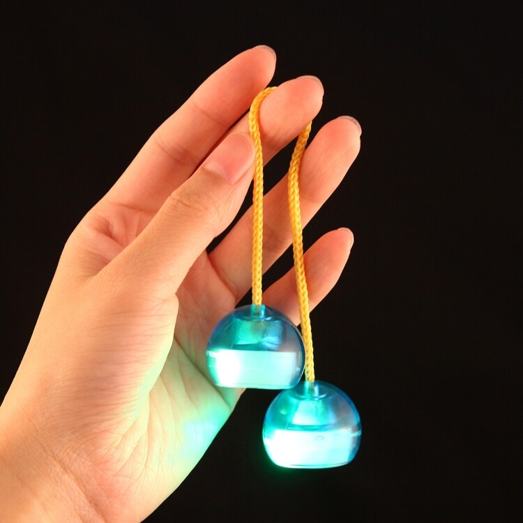 Glowing fingertips - Lysende lille bold med snøre