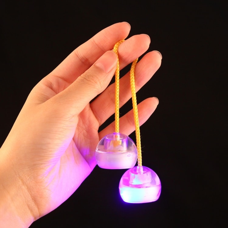 Glowing fingertips - Lysende lille boll med snøre