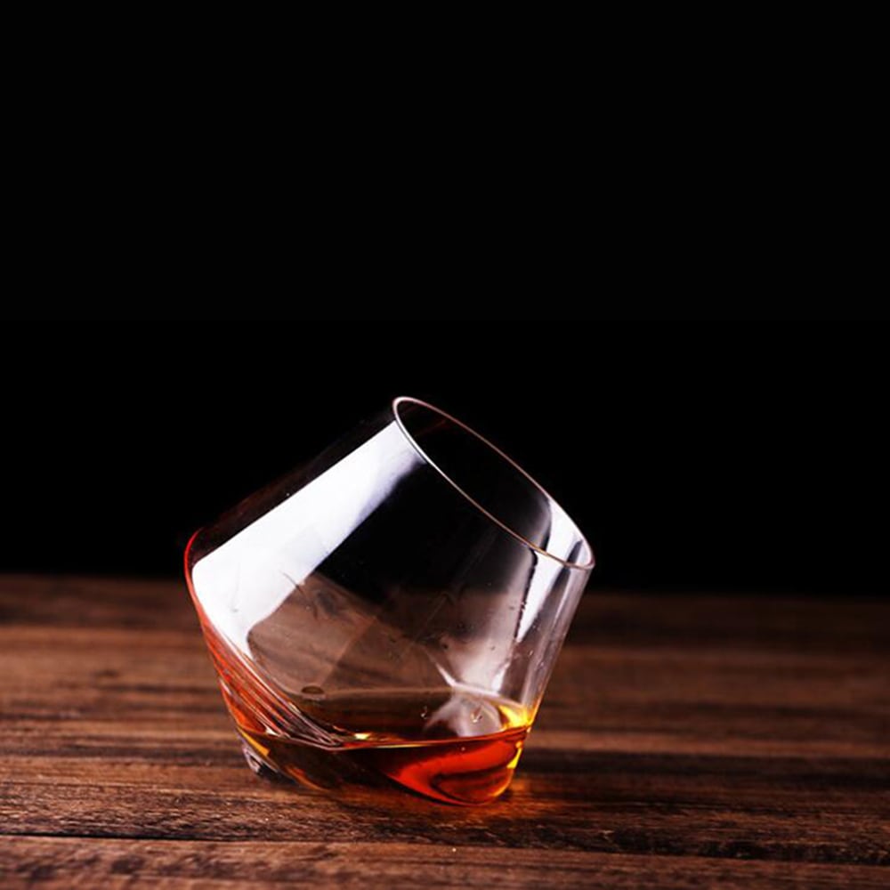 Hældende whiskyglas