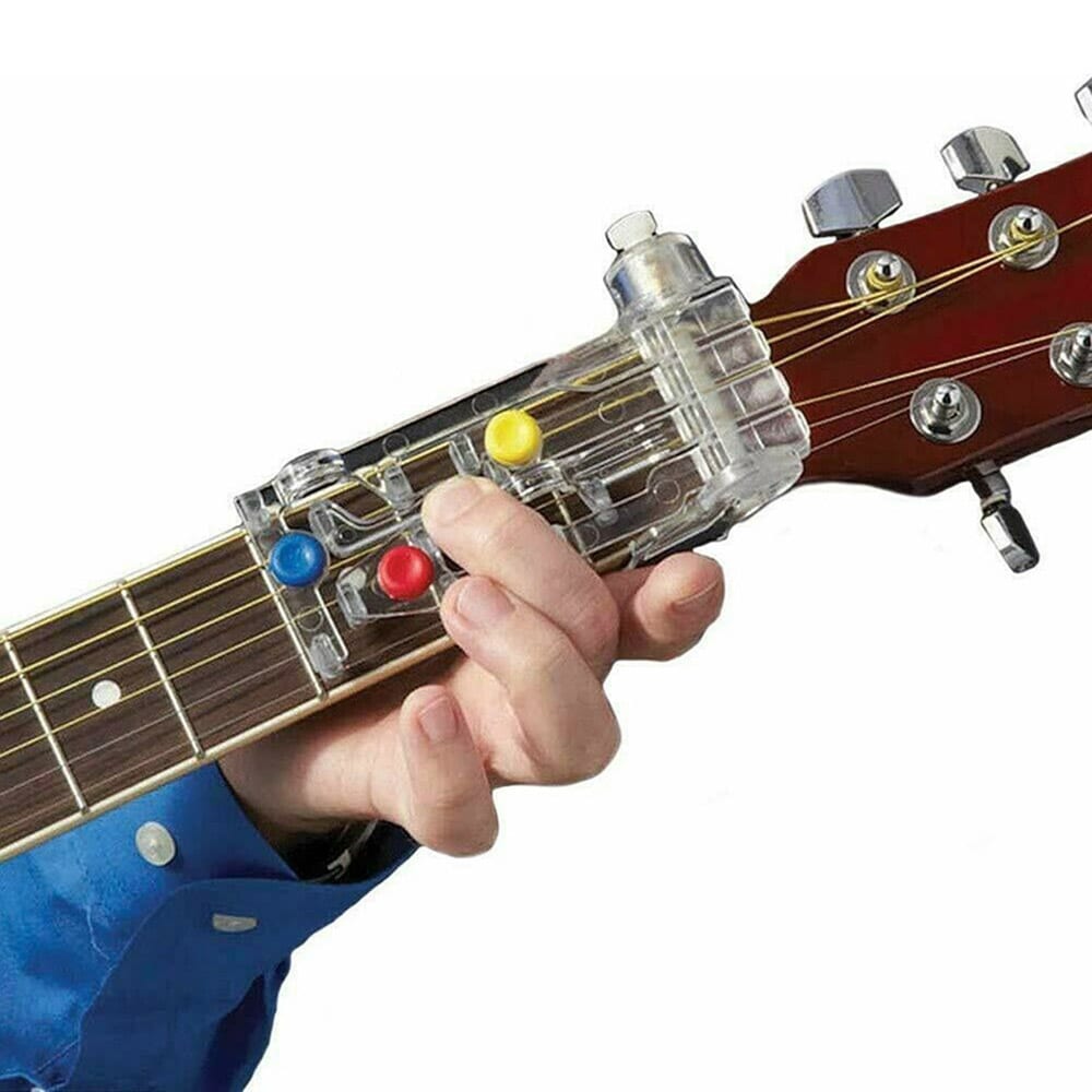 Hjælpemiddel til guitarindlæring med farvede knapper