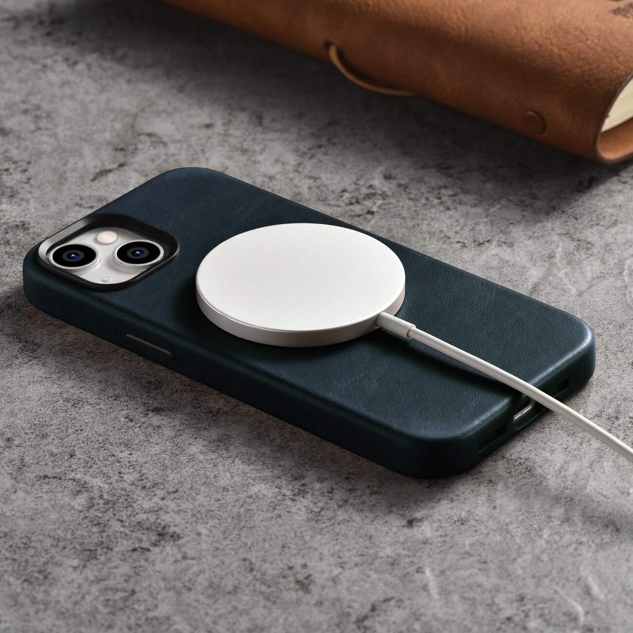 iCarer Oil Wax Premium læderetui til iPhone 14 Plus med MagSafe - mørkeblå (WMI14220703-BU)
