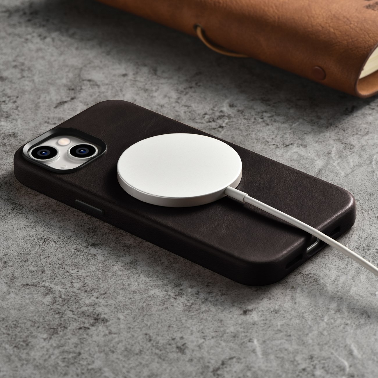 iCarer Premium Oil Wax læderetui til iPhone 14 Plus Magnetisk med MagSafe Brun (WMI14220703-BN)