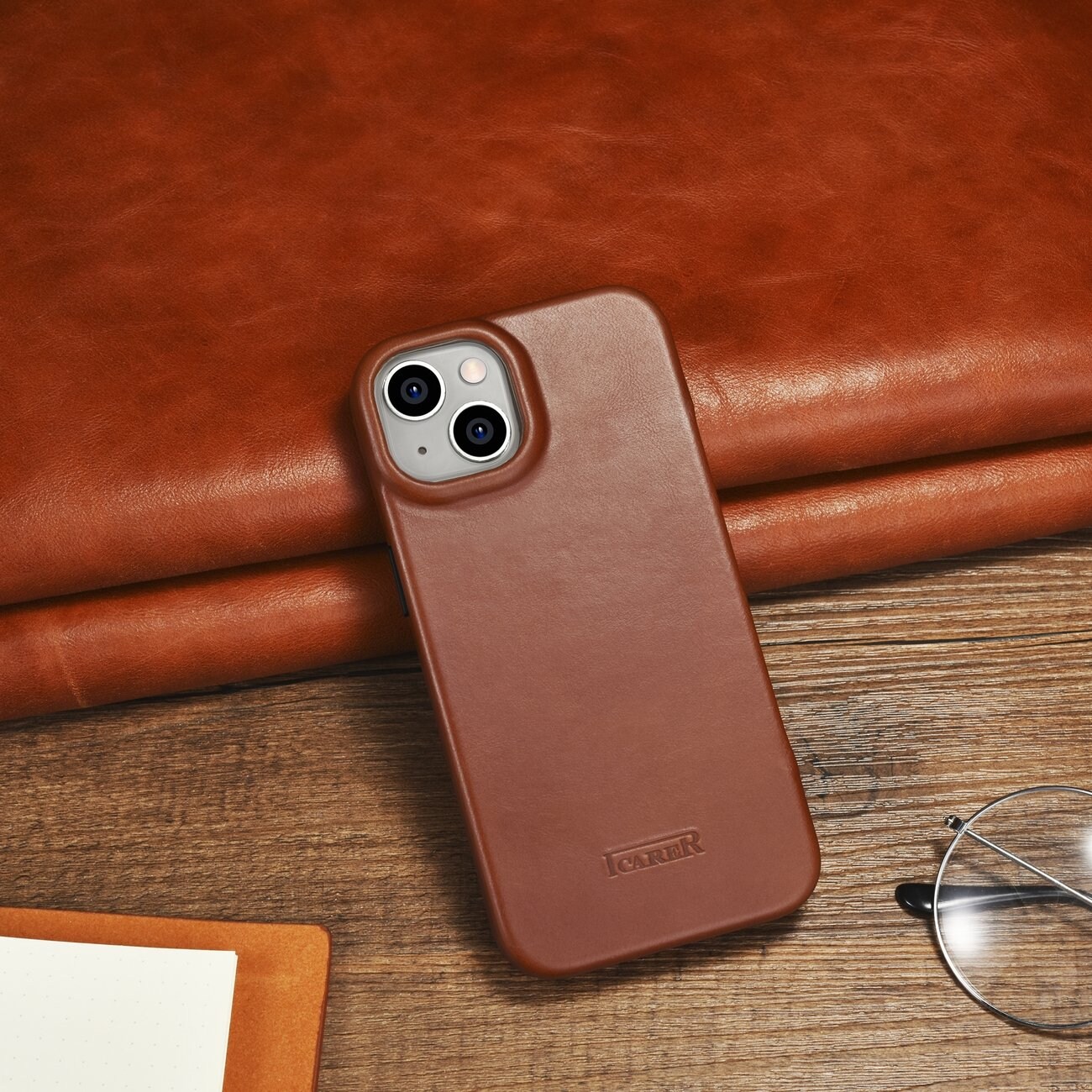 iCarer CE Oil Wax Leather Folio Case iPhone 14 Plus MagSafe Flip Etui Brown (AKI14220707-BN)