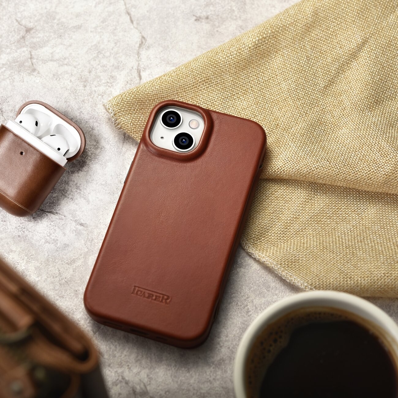 iCarer CE Oil Wax Leather Folio Case iPhone 14 Plus MagSafe Flip Etui Brown (AKI14220707-BN)