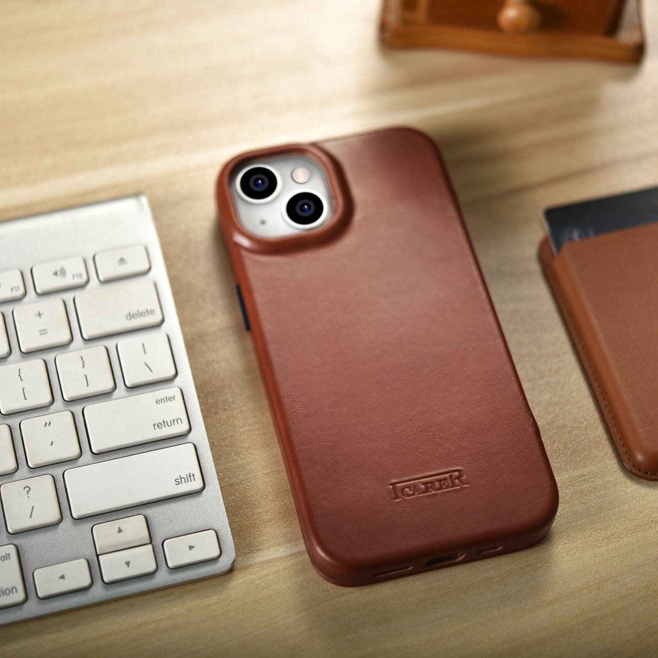 iCarer CE Oil Wax Leather Folio Case iPhone 14 Plus MagSafe Flip Etui Brown (AKI14220707-BN)