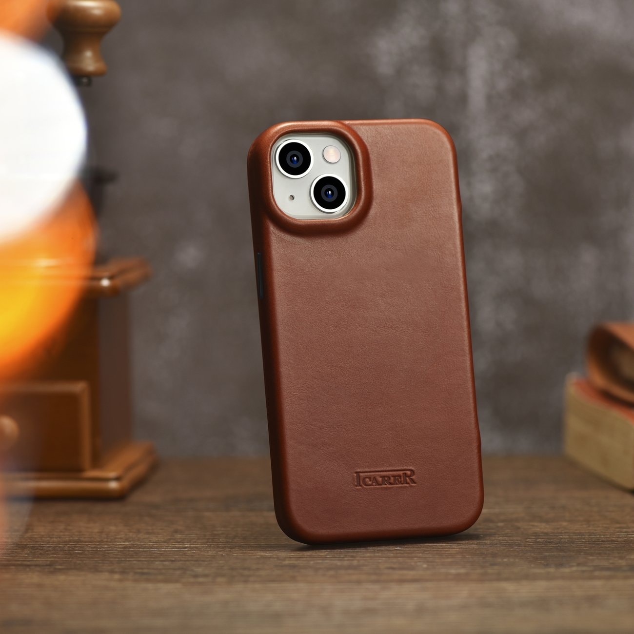 iCarer CE Oil Wax Leather Folio Case iPhone 14 Plus MagSafe Flip Etui Brown (AKI14220707-BN)