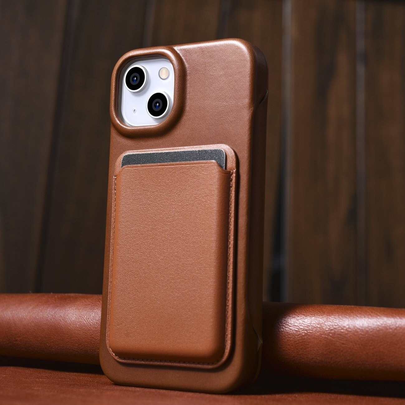 iCarer CE Oil Wax Leather Folio Case iPhone 14 Plus MagSafe Flip Etui Brown (AKI14220707-BN)
