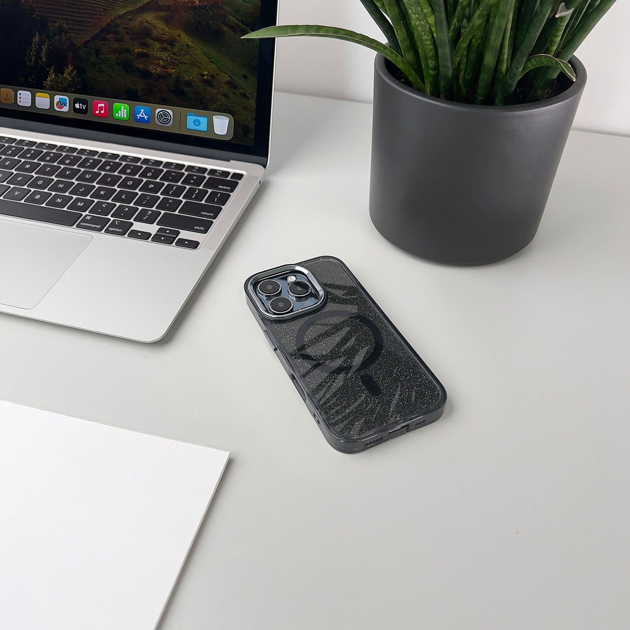 Glitteretui MagSafe til iPhone 16 Plus - sort med glitter