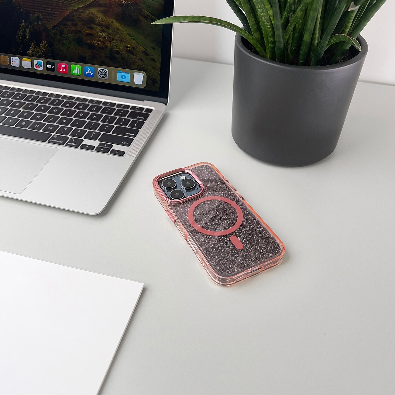 Glitteretui MagSafe til iPhone 16 Pro - pink med glitter