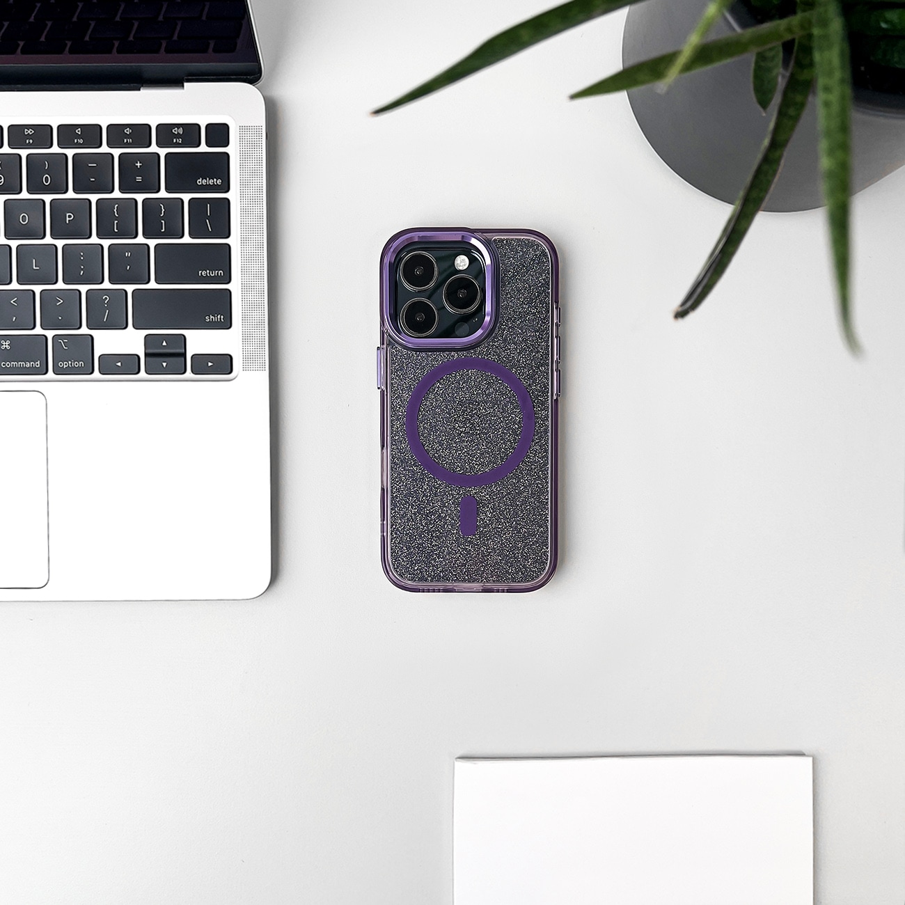 Glitteretui MagSafe til iPhone 16 Plus - lilla med glitter
