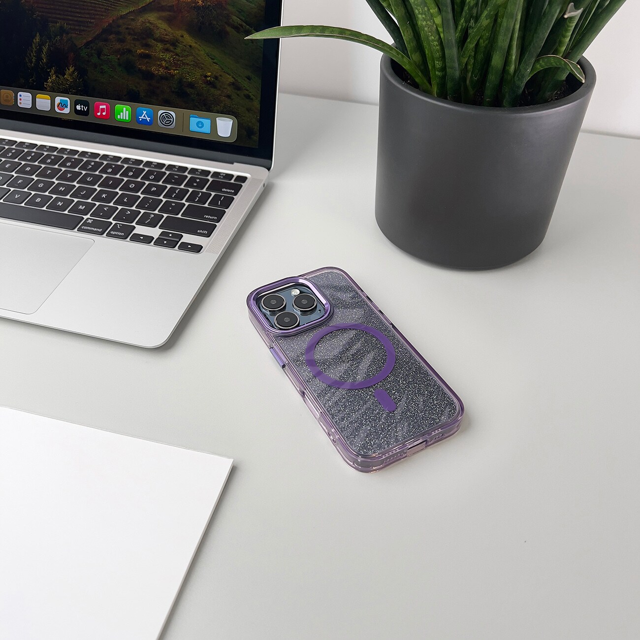 Glitteretui MagSafe til iPhone 16 Pro - lilla med glitter