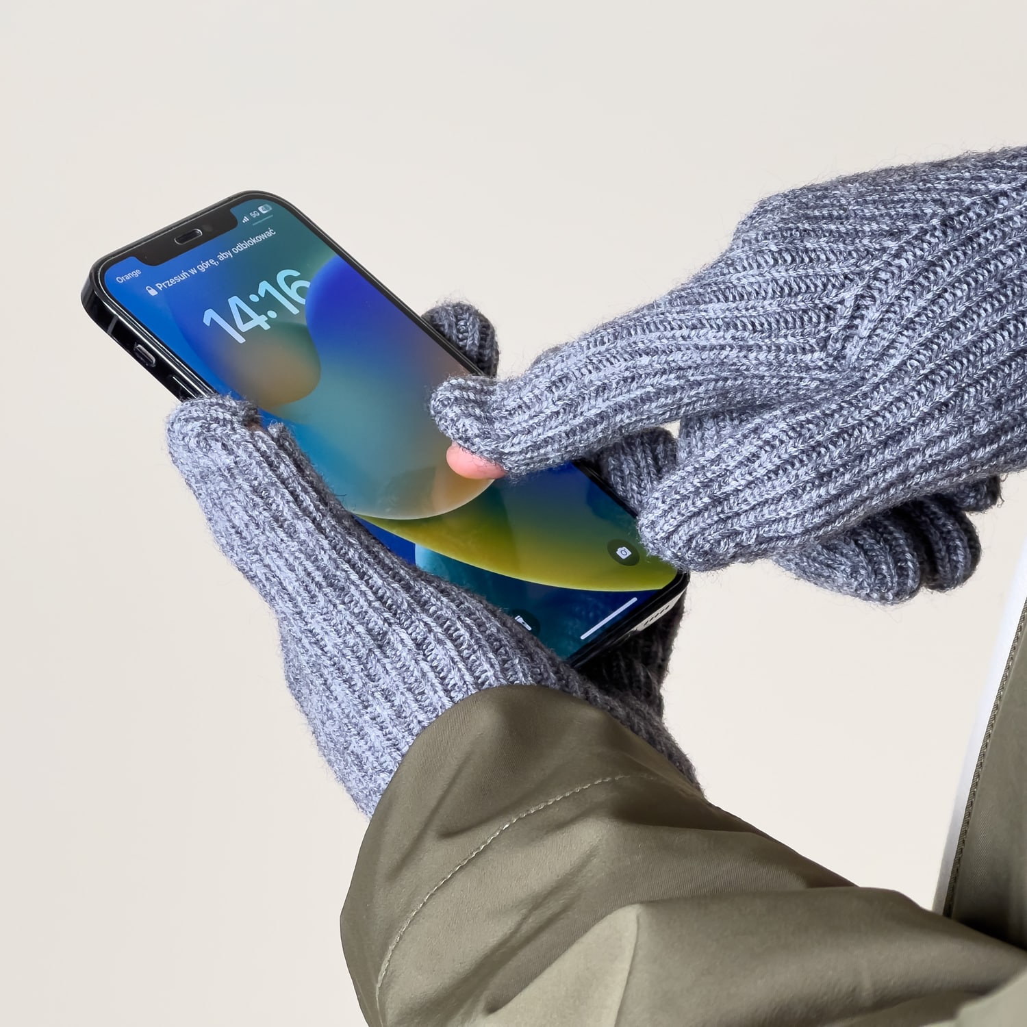 Flettede telefonhandsker med udskæringer til fingrene - grå