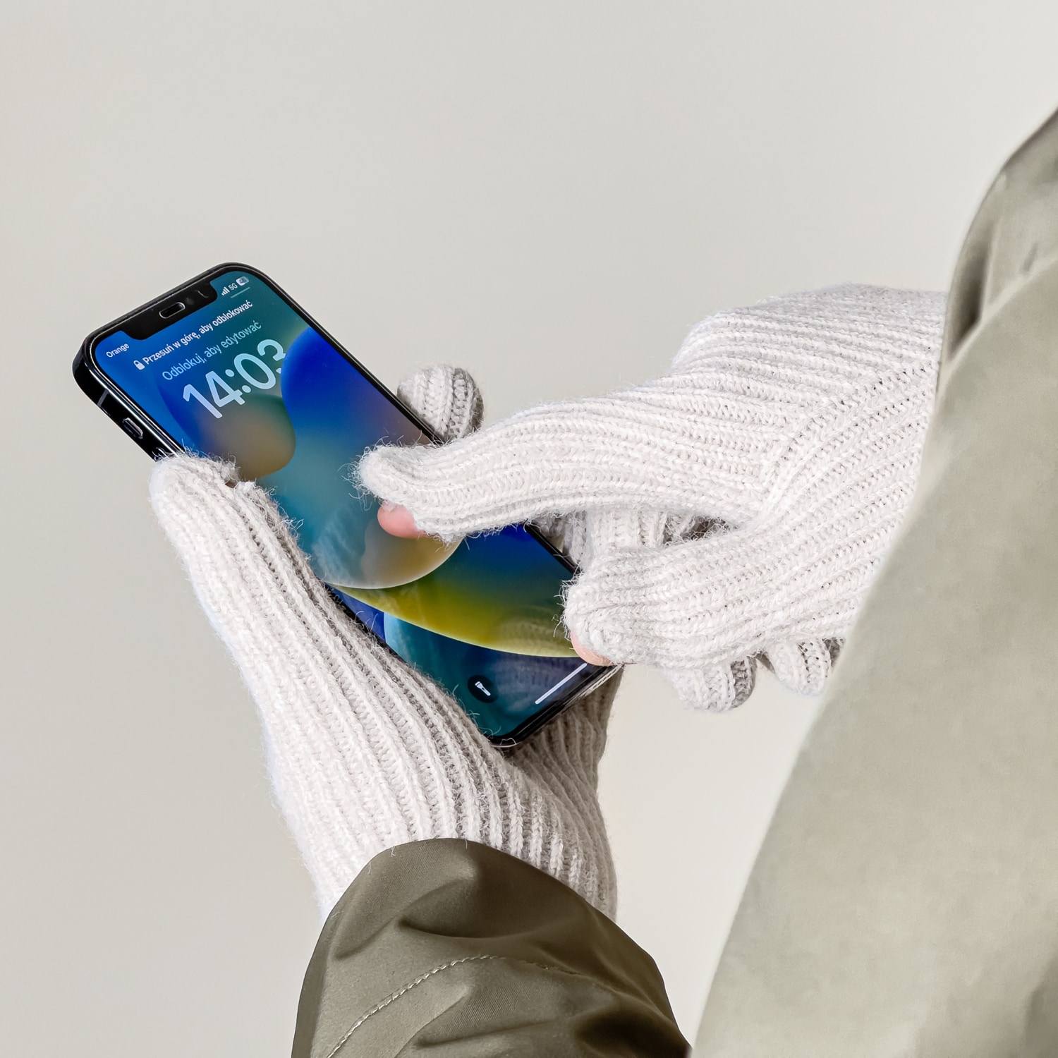 Flettede telefonhandsker med udskæringer til fingrene - beige