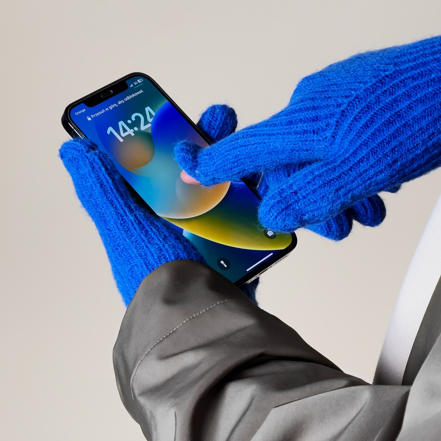 Flettede telefonhandsker med udskæringer til fingrene - blå