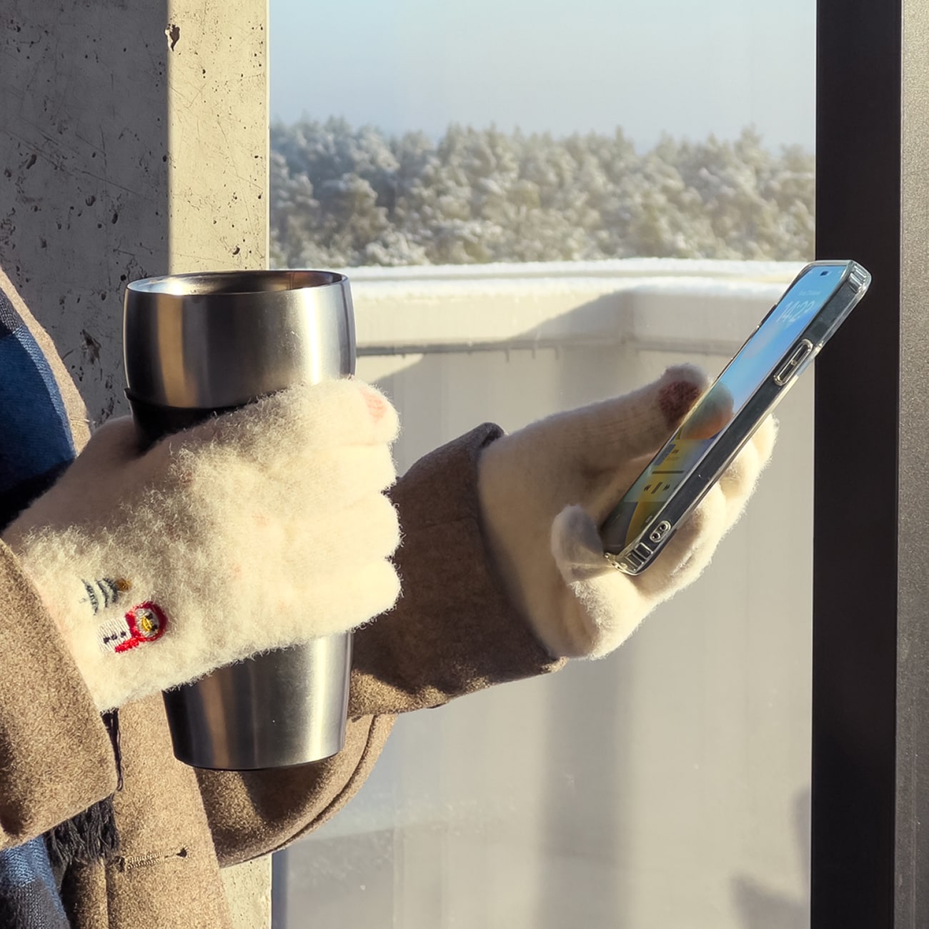 Vintertelefonhandsker til kvinder med en snemand og et juletræ - hvid og pink