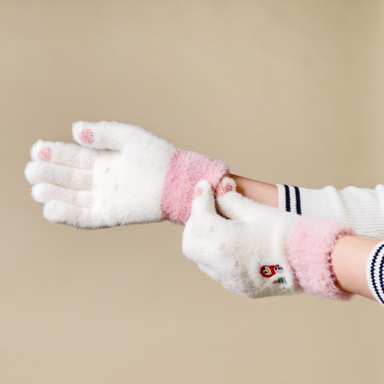 Vintertelefonhandsker til kvinder med en snemand og et juletræ - hvid og pink