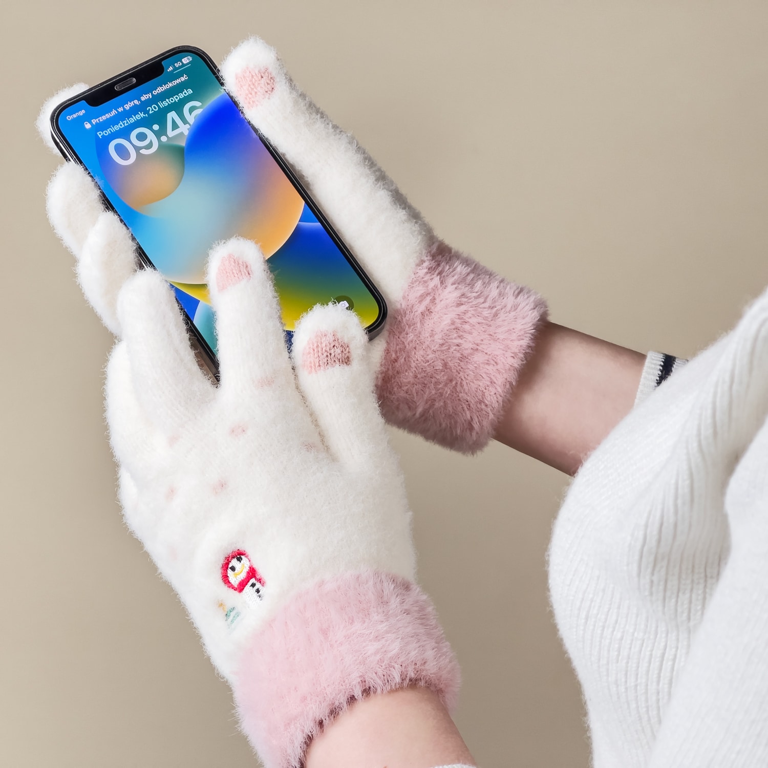 Vintertelefonhandsker til kvinder med en snemand og et juletræ - hvid og pink