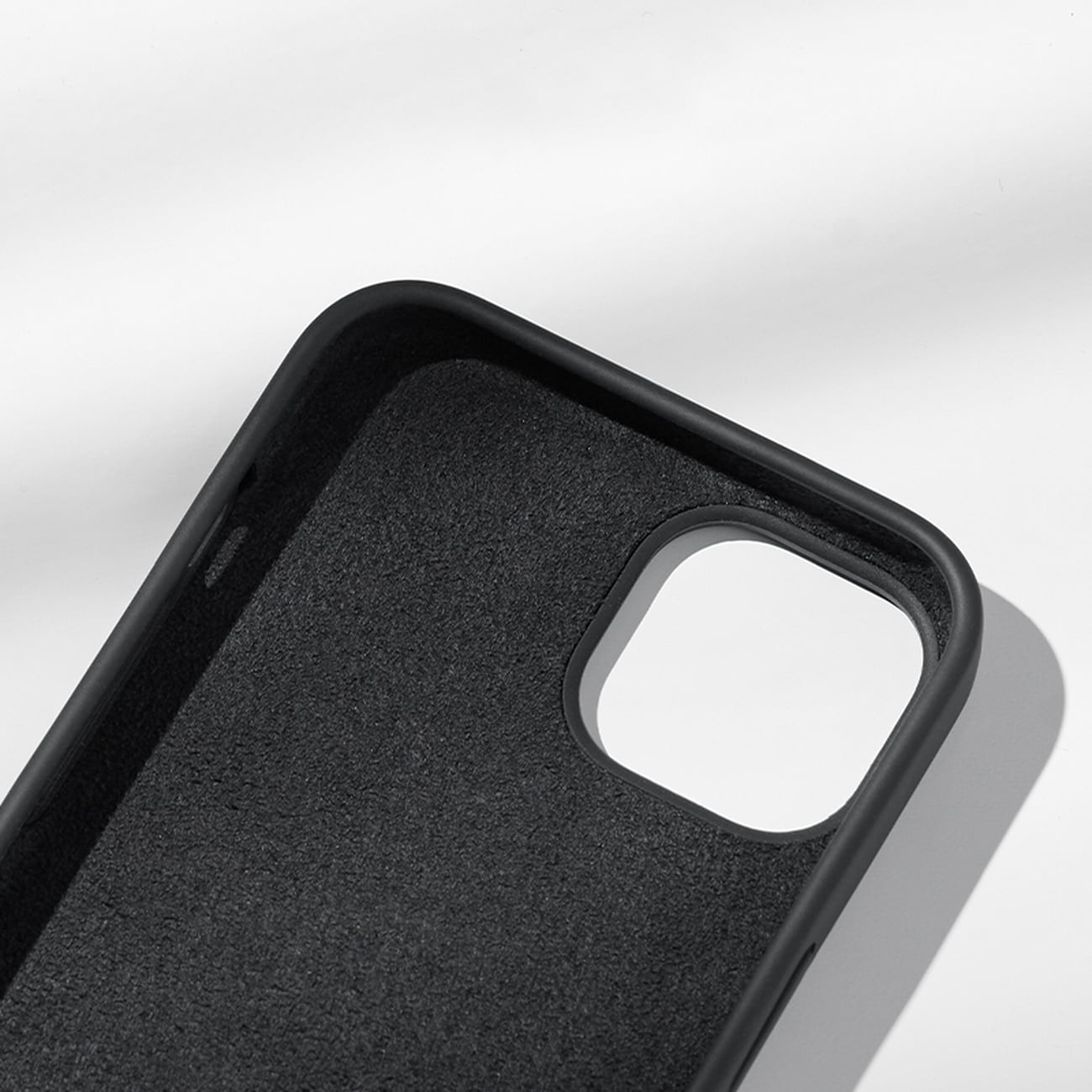 Ugreen LP626 Silky Silikone Beskyttelsesetui til iPhone 14 Plus Sort (90920)