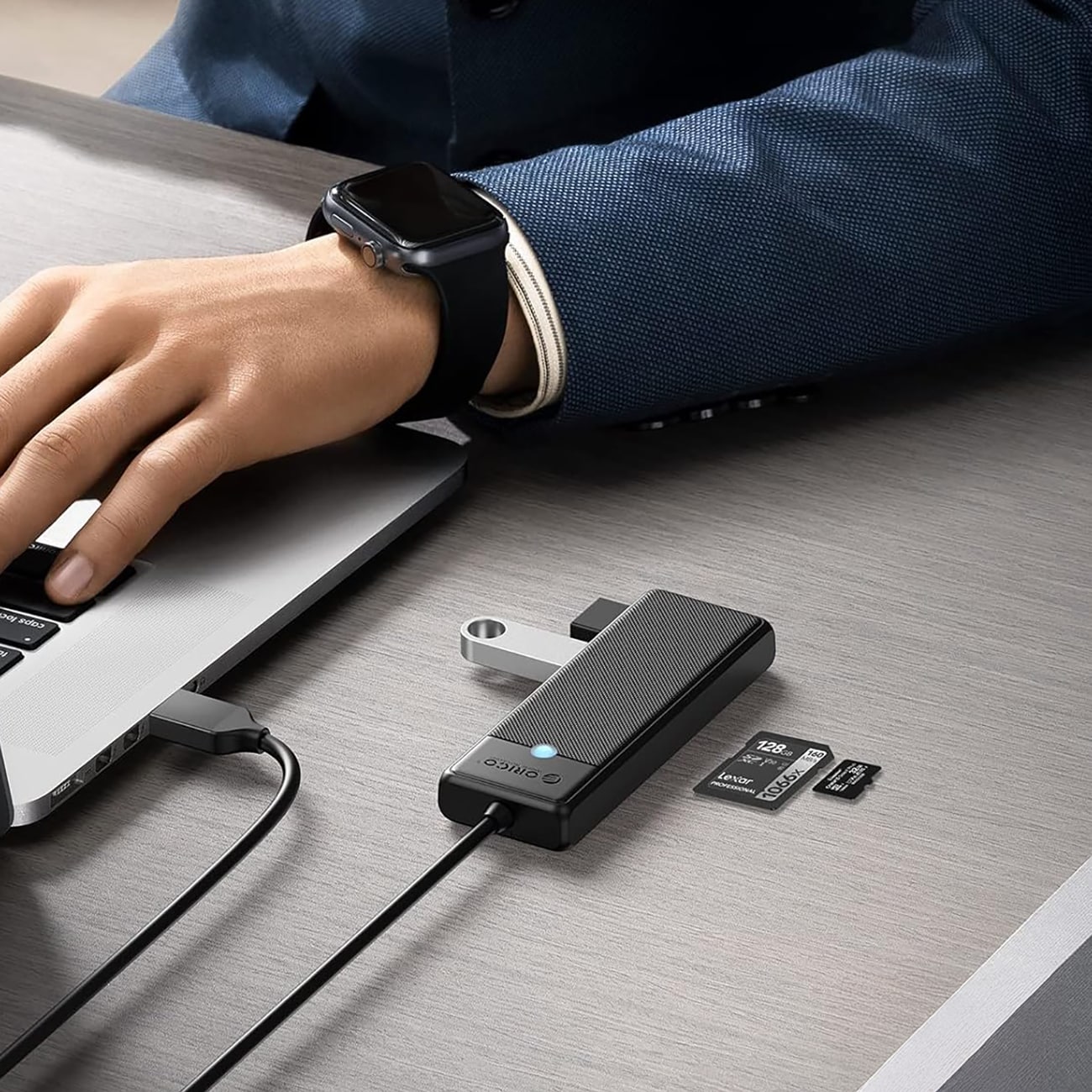 Orico PAPW3AT-U3 USB-hub med 4 porte (3x USB-A 3.0) og microSD/SD-kortlæser, 1 m – sort