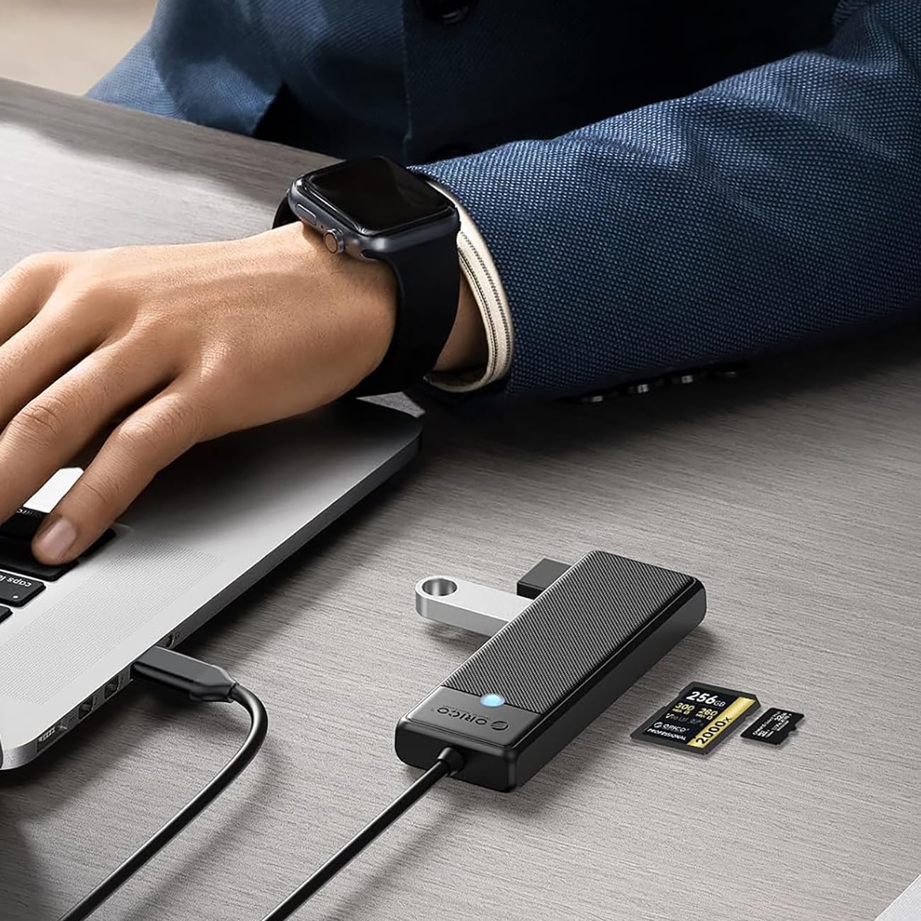 Orico PAPW3AT-C3 USB-hub med 4 porte (3x USB-A 3.0) og microSD/SD-kortlæser, 1 m – sort