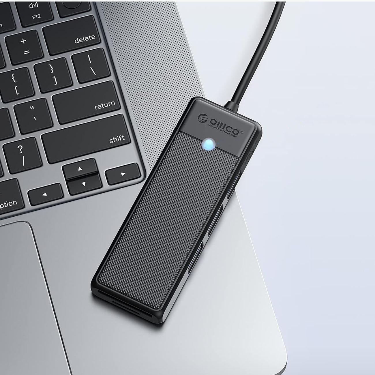 Orico PAPW3AT-U3 USB-hub med 4 porte (3x USB-A 3.0) og microSD/SD-kortlæser, 1,8 m – sort