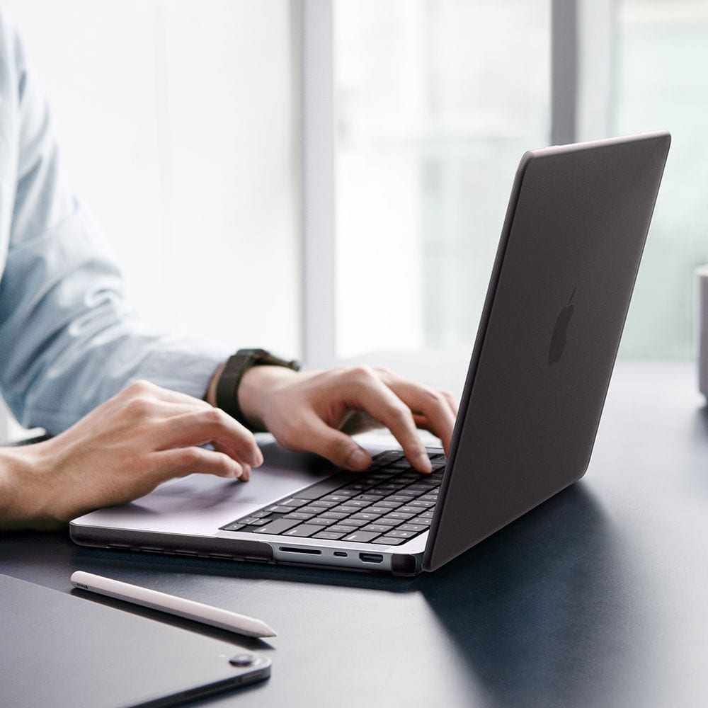 Spigen AirSkin-etui til MacBook Pro 16" 2021 / 2023 / 2024 / 2025 / 2026 – Halvgennemsigtigt