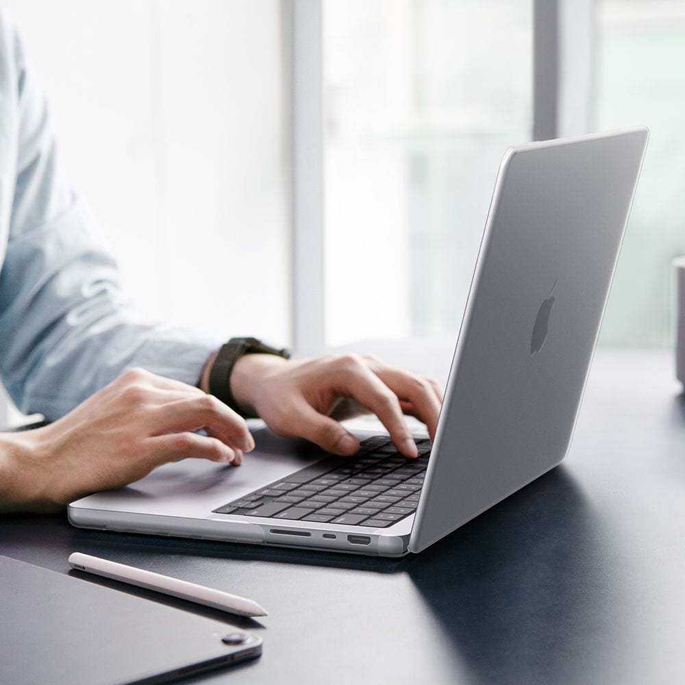 Spigen AirSkin-etui til MacBook Pro 14" 2021 / 2023 / 2024 / 2025 / 2026 – Gennemsigtig, mat