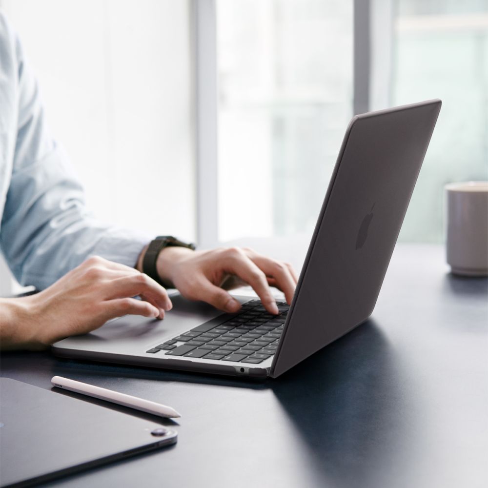 Spigen AirSkin-etui til MacBook Air 13" 2023–2024–2025–2026 – Halvgennemsigtigt